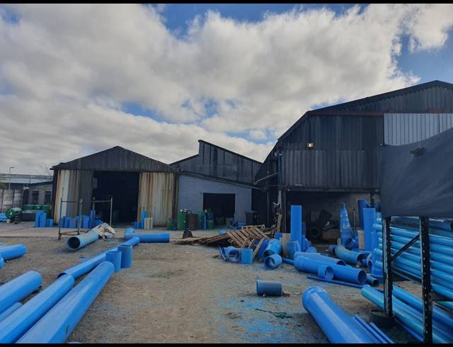 1,100M² FACTORY TO LET IN TRIANGLE FARM